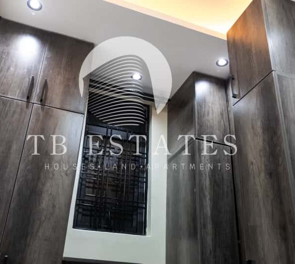 4 Bedroom Mansion Kiira03